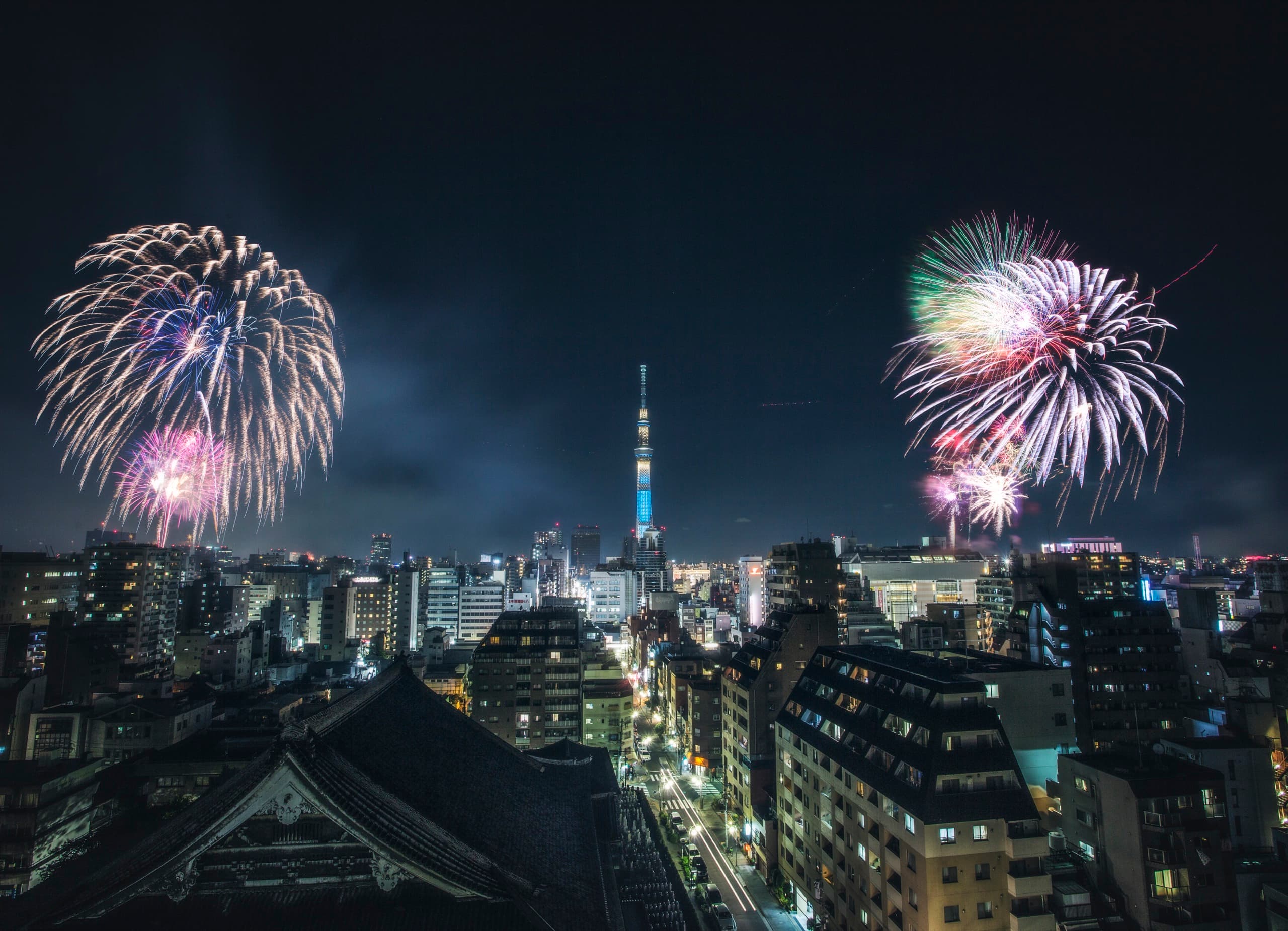 夜空を埋める大輪