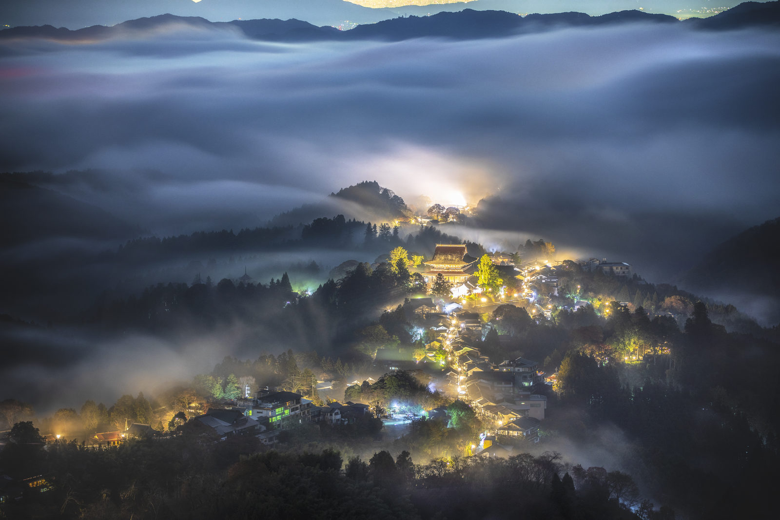 金峰山寺 夜雲海に浮かぶ吉野（金峰山寺（吉野）・奈良県）
