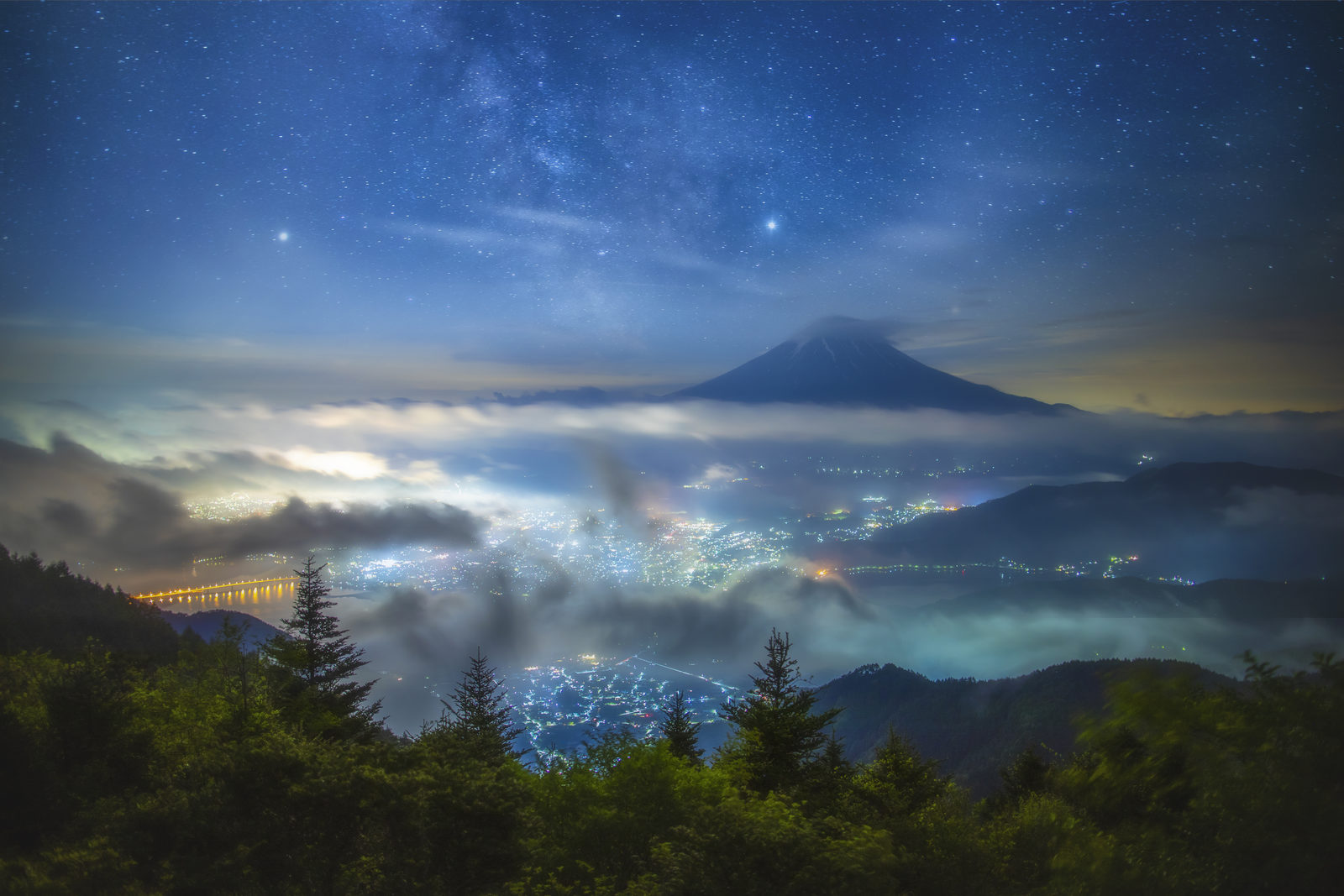 新道峠 星夜の富士と雲海（新道峠・山梨県）